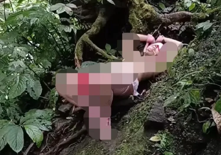 Pria Misterius Berkostum BDSM Viral Terikat di Air Terjun Coban Glotak