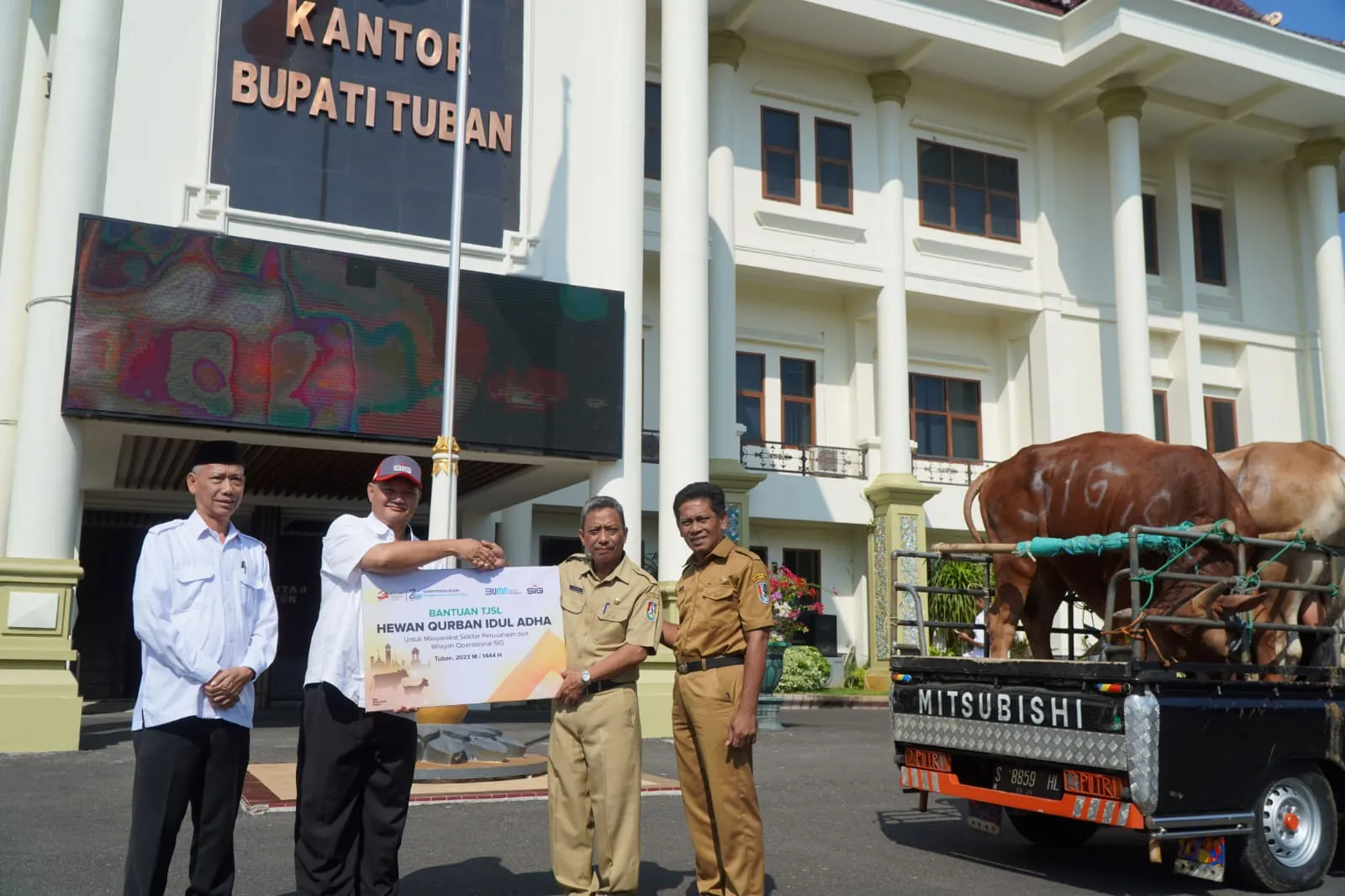Semen Indonesia GHoPo Tuban Salurkan Pemberian 39 Hewan Kurban