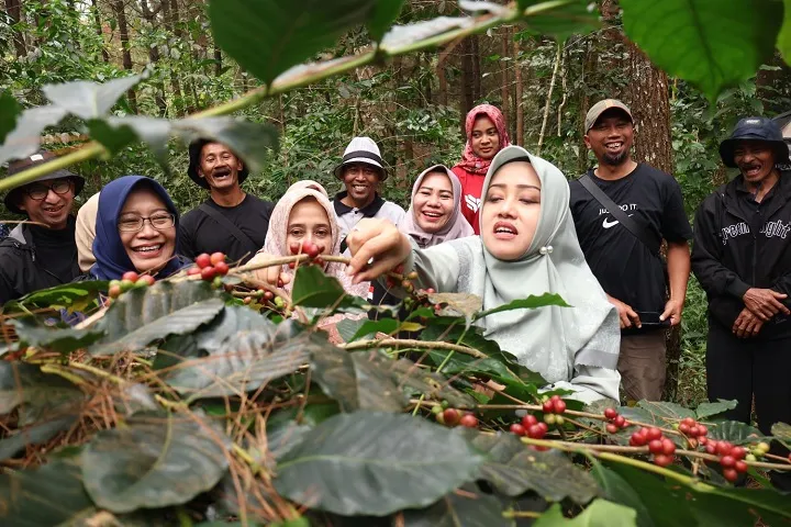 Bersama Petani Kopi, Bupati Mojokerto Harapkan Kemajuan Ekonomi Kerakyatan