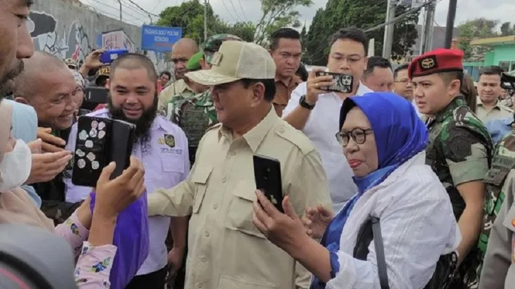Digandrungi Emak-Emak, Prabowo Diteriaki ''Presiden'' Saat Kunjungi Koramil Lembang