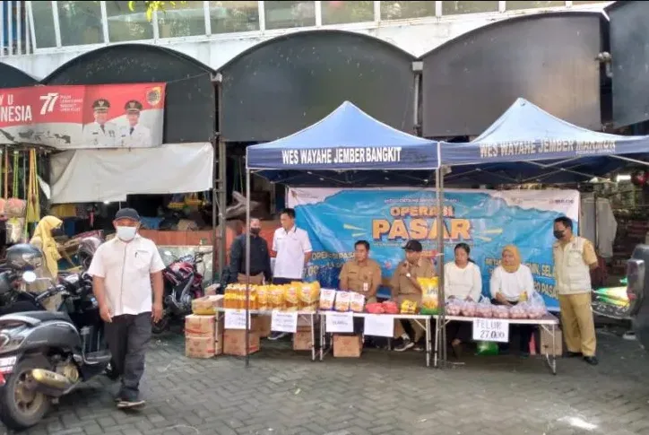Stabilkan Harga Bapok, Disperindag Jember Gelar Operasi Pasar