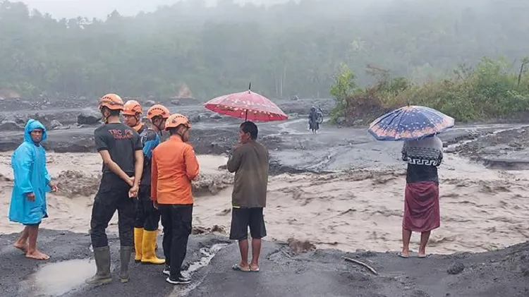 Baca juga : Diterjang Banjir Gunung Semeru, Akses Malang-Lumajang Terputus, Ratusan Warga Dievakuasi