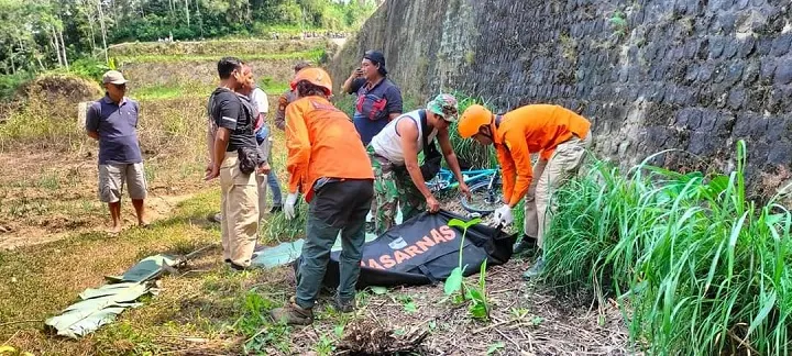Lansia Tewas Terjatuh dari Tepian Dam Sungai saat Bersepeda