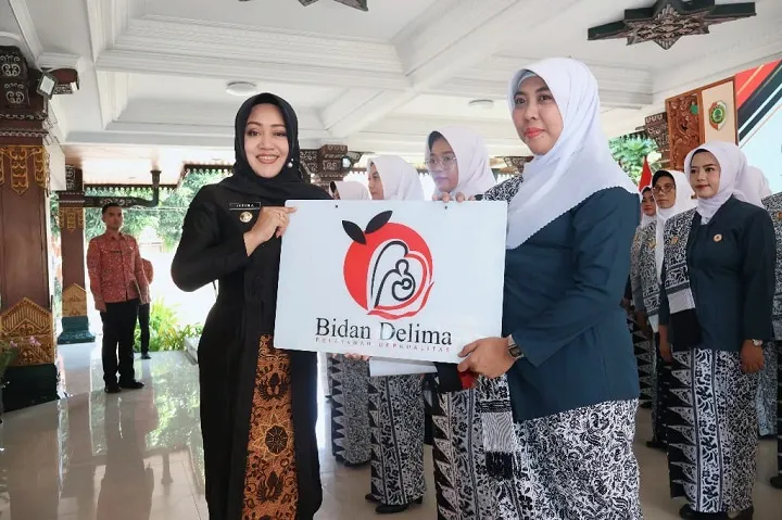 Bupati Ikfina Kukuhkan 42 Bidan Delima se-Kabupaten Mojokerto