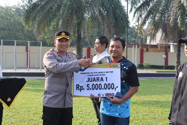 Wakapolres Blitar Serahkan Piala dan Piagam Pemenang Turnamen Bola Volly