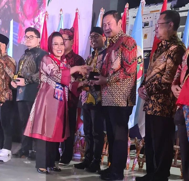 Bupati Yes Terima Penghargaan Pembina Koperasi Andalan