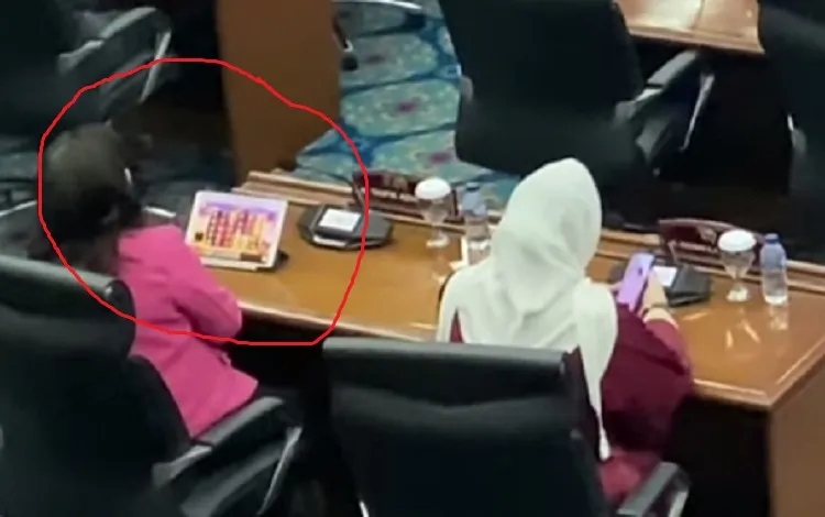 Anggota DPRD DKI Jakarta Terciduk Main Judi Online Saat Rapat Paripurna