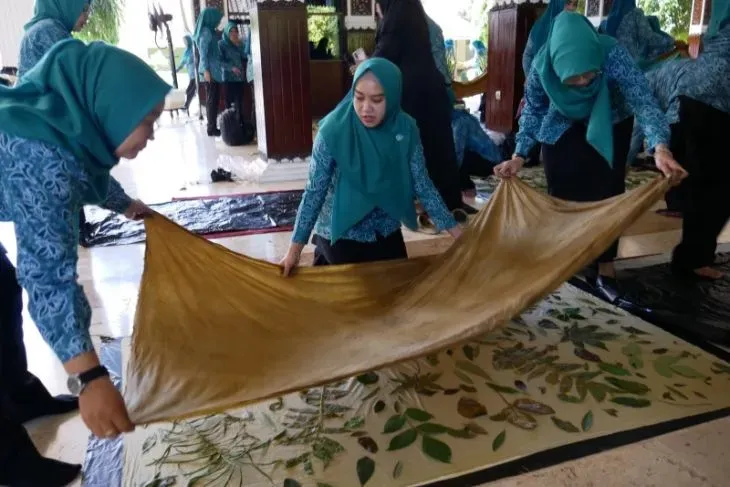 Tumbuhkan Perekonomian, Pemkab Sidoarjo Gelar Pelatihan Ecoprint