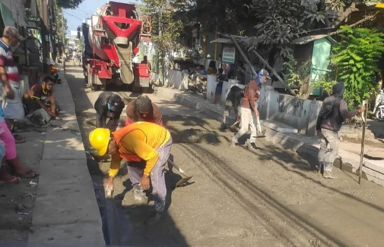 Proyek Betonisasi Jalan Tropodo Waru Mulai Dicor Pondasi Lapis Bawah