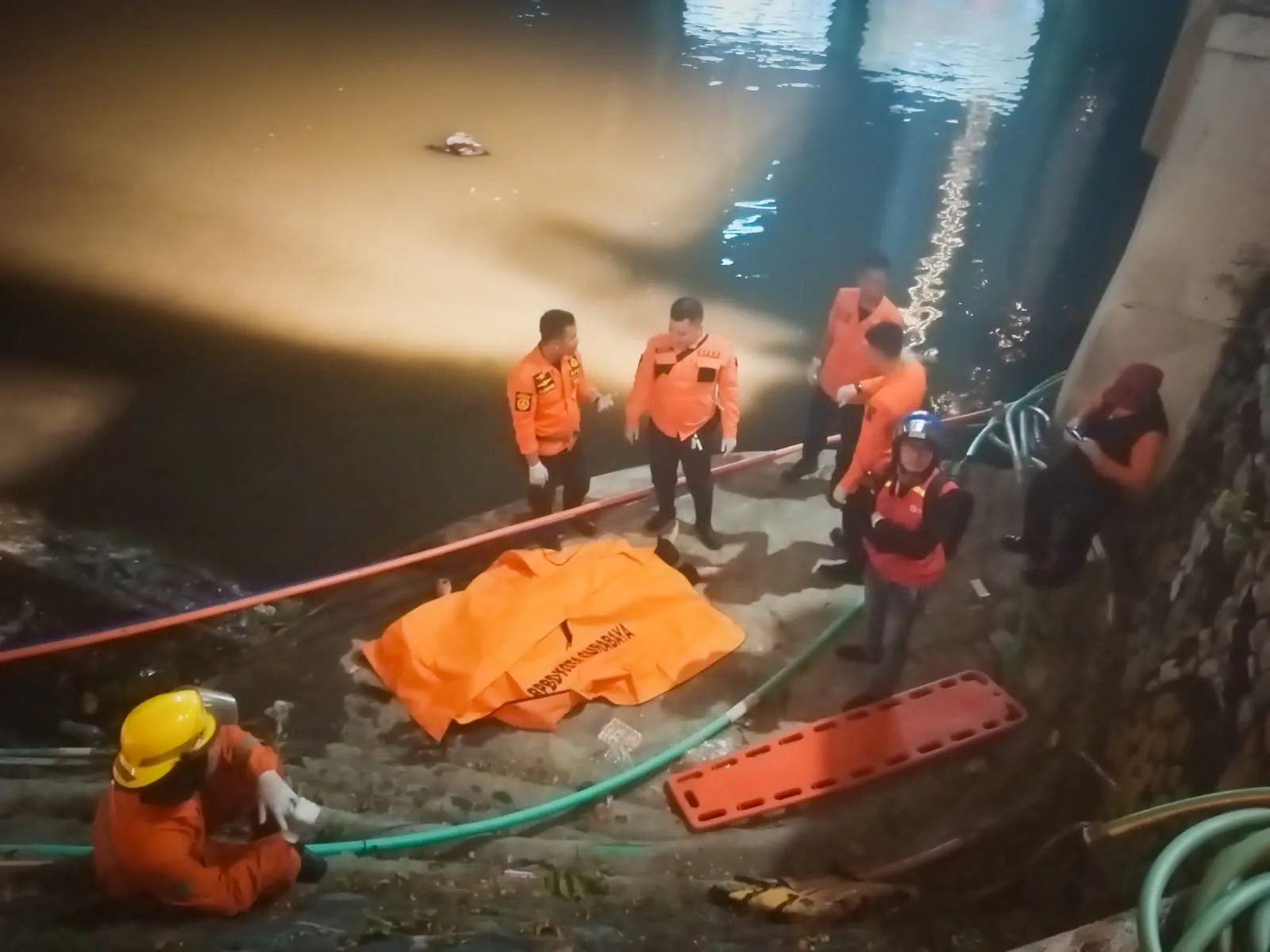 Naik Motor Ngebut, Pemotor Tewas Nyemplung Sungai di Surabaya