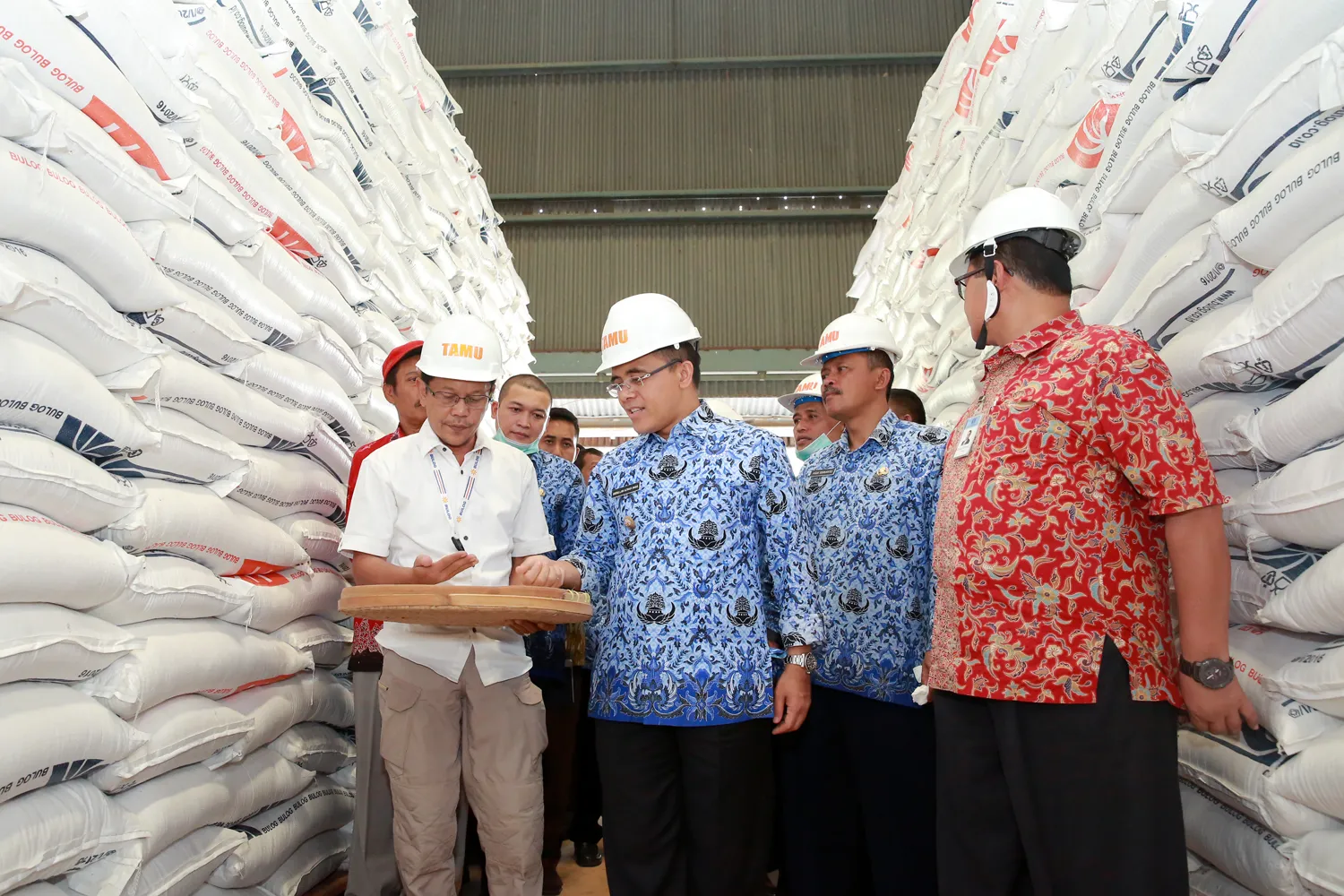6000 Ton Beras Impor Asal Thailand Tiba di Banyuwangi