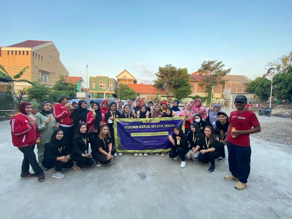 Mahasiswa KKN B1 Universitas Wijaya Kusuma Surabaya Gelar Kerja Bakti dan Pembuatan Toga di RW 06 Kelurahan Manukan Kulon