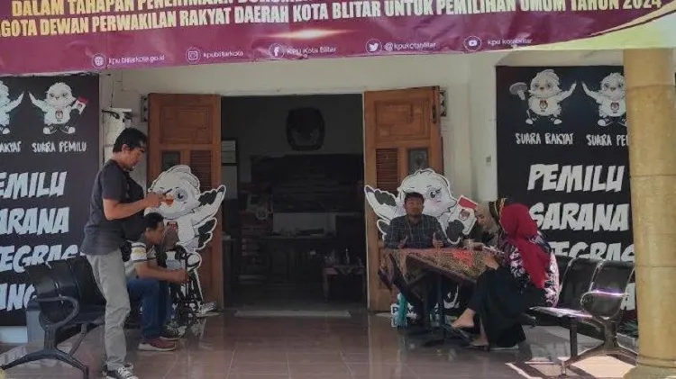 Ratusan Bacaleg dari 17 Parpol Serahkan Berkas Perbaikan ke KPU Kota Blitar