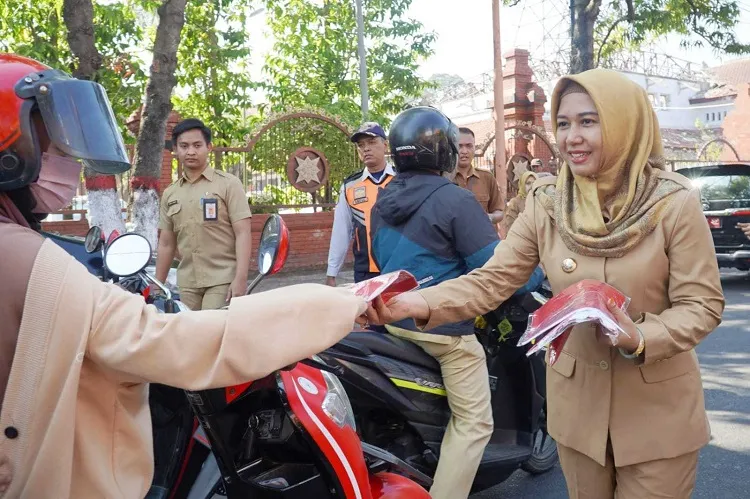 Sambut Kemerdekaan RI, Ning Ita Sinergikan 7.800 Bendera Merah Putih