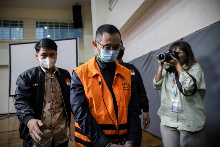 Anak-Istri Pamer Kemewahan, Jabatan Suami Dicopot dan Ditahan