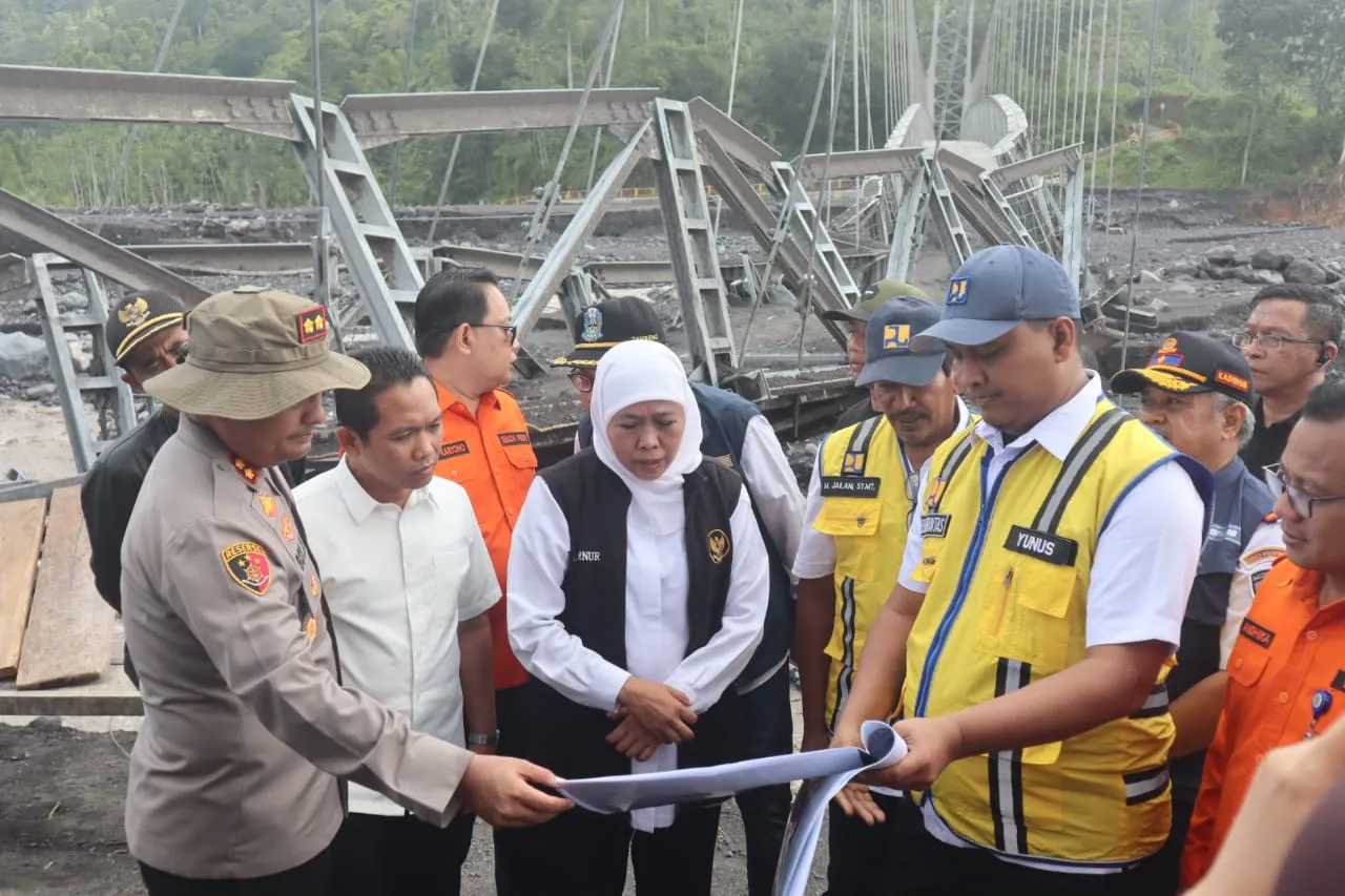 Bupati Lumajang Dampingi Gubernur Khofifah Kunjungi Lokasi Terdampak Banjir Gunung Semeru