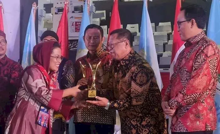 Bupati Tulungagung Terima Penghargaan Sebagai Pembina Koperasi Andalan di Hari Koperasi ke 76