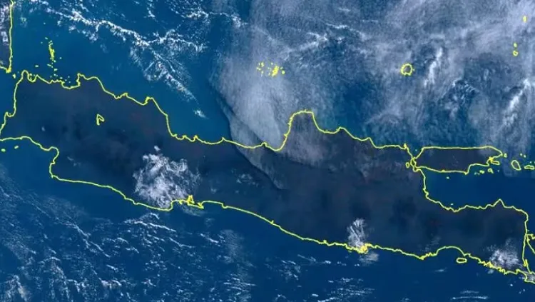 Fenomena Aneh dan Viral, Kemunculan Langit Terbelah di Kota Semarang Gegerkan Warga