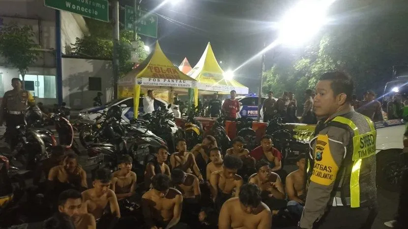 Polisi "Digoda" Puluhan Pesilat Bersajam dan Beralkohol