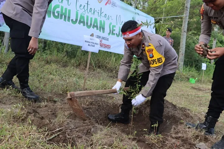 Polres Blitar Tanam Ratusan Pohon Kayu Putih, yang Bertemakan Lestarikan Negeri Penghijauan Sejak Dini