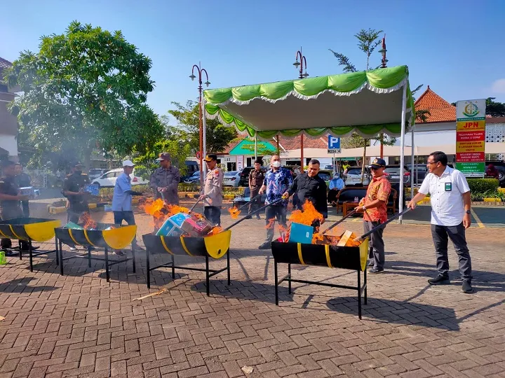 Kejaksaan Negeri Bangkalan Musnahkan Ribuan Batang Rokok Ilegal