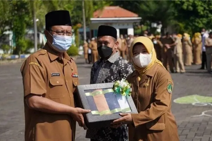 Pelajar di Kota Pasuruan Mendapat Seragam Gratis