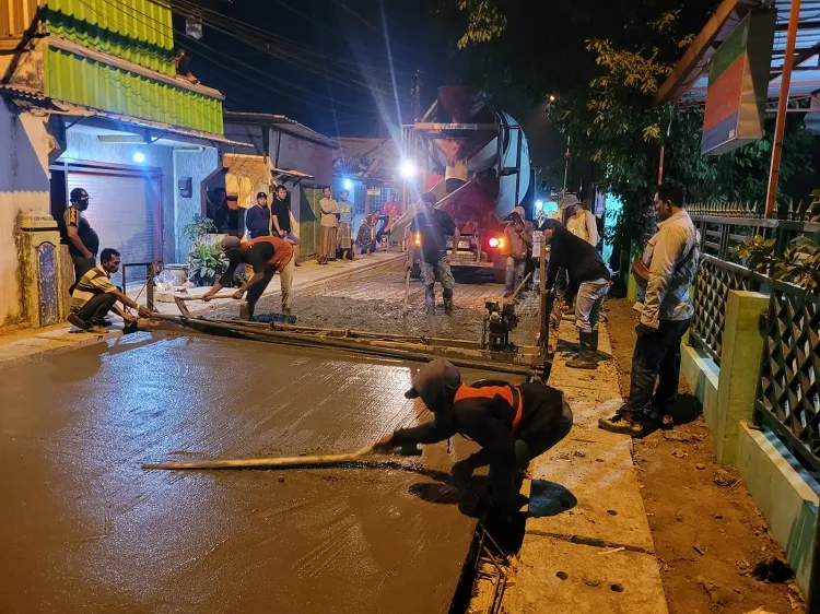 Dikebut Larut Malam, Betonisasi Jalan Tropodo I Waru Masuk Tahap Rigid Beton