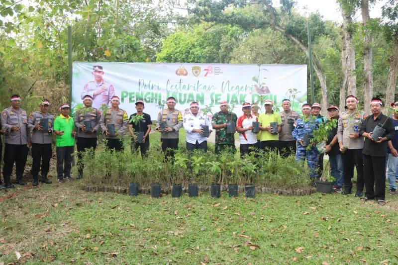 Polres Blitar Kota Tanam Pohon Secara Serentak dalam Rangka Peringati HUT Kemerdekaan RI Ke-78