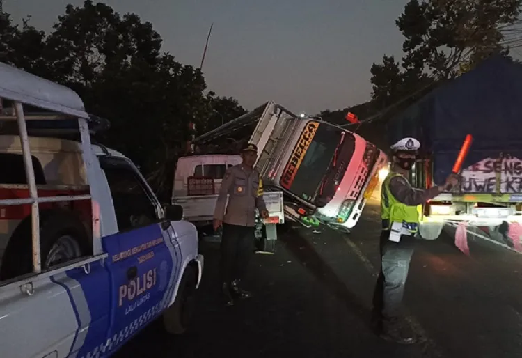 Diduga Kelebihan Muatan, Truk Angkut Tebu Terguling dan Timpa Mobil Pick Up