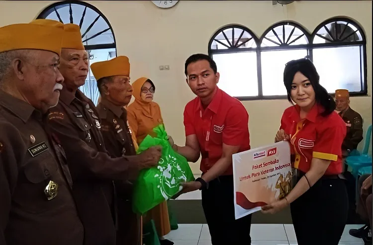 HUT Ke-78 RI, Alfamart Gelar Bakti Sosial Peduli Legiun Veteran