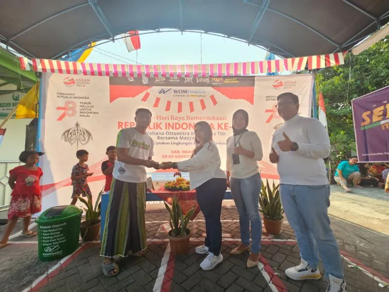 Semarak Kemerdekaan RI,  WOM Finance Donasikan Tempat Sampah