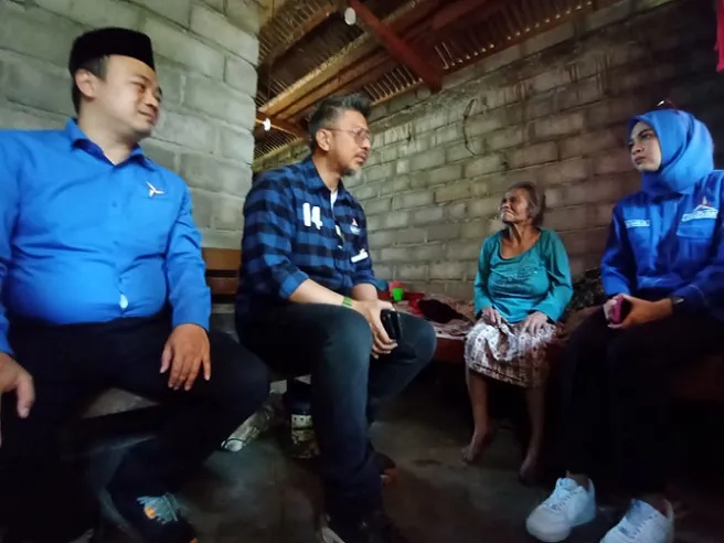 Demokrat Peduli, Renville Sambangi Mbok Warni dan Berbagi Sembako di Malang
