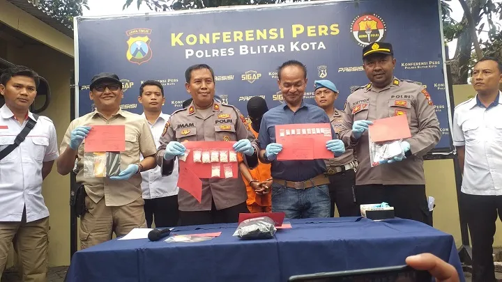 Saat Lakukan Patroli Malam, Jajaran Polsek Sukorejo Bekuk Pemuda Pengedar Narkoba
