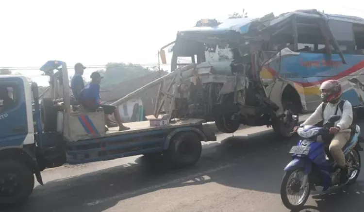 Bus Sugeng Rahayu Tabrak 2 Bangunan dan Mobil di Jombang: Rusak Parah, 4 Orang Luka