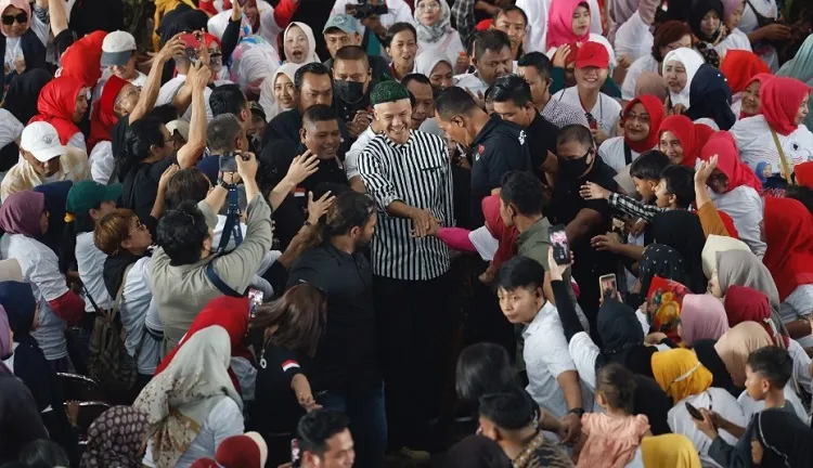 Ganjar Pranowo Digandrungi Ratusan Emak-emak: 'Senyumnya Menarik'