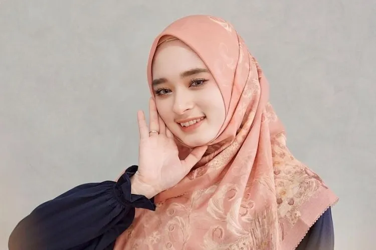 Nekat Nyetir Sambil Zoom Online, Inara Rusli Hampir Tabrak Pemotor