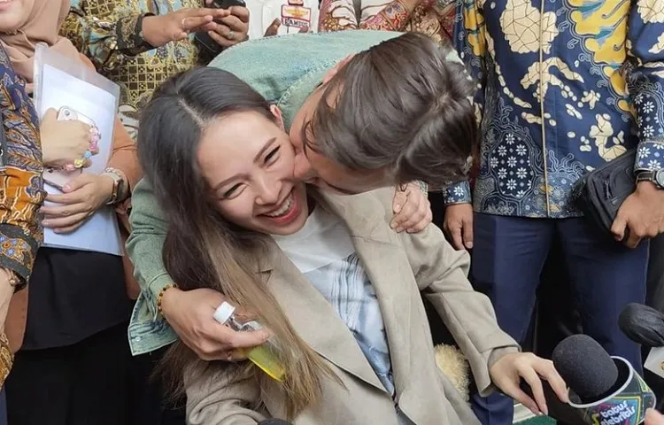 Makin Mesra Dikecup Suami, Lady Nayoan dan Rendy Kjaernett Sepakat Rujuk