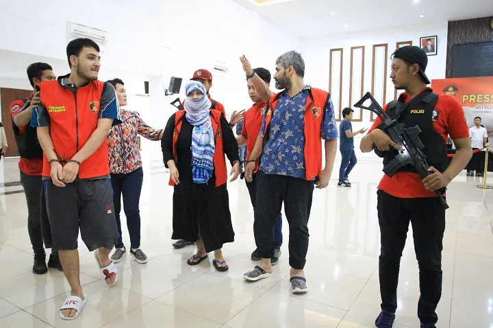 Satu Keluarga WN Pakistan, Nekat Gendam di Toko Crazy Rich Surabaya