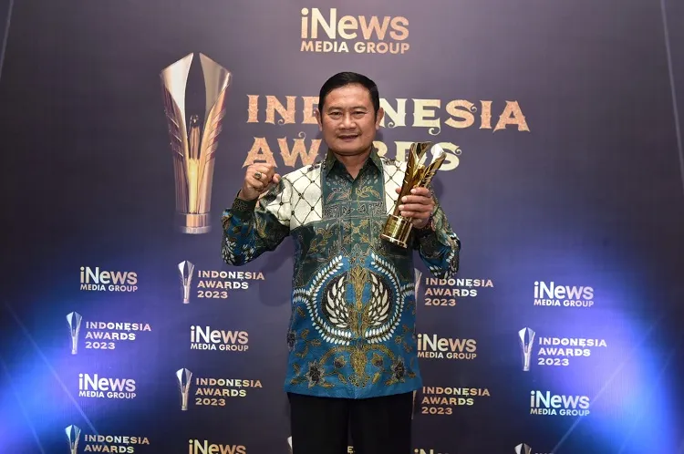 Tumbuhkan Ekonomi Inklusif di Lamongan, Bupati Terima Penghargaan