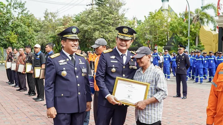 Sebanyak 44 Penjaga Palang Pintu KAI di Lamongan Dapat Jaminan Ketenagakerjaan