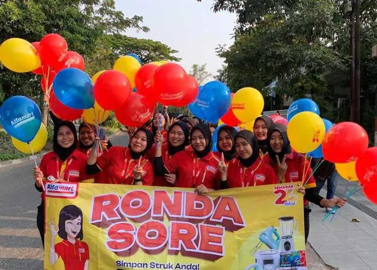 Nge-Ronda Sore di Perkampungan Warga, Alfamart Bagi Bagi Hadiah