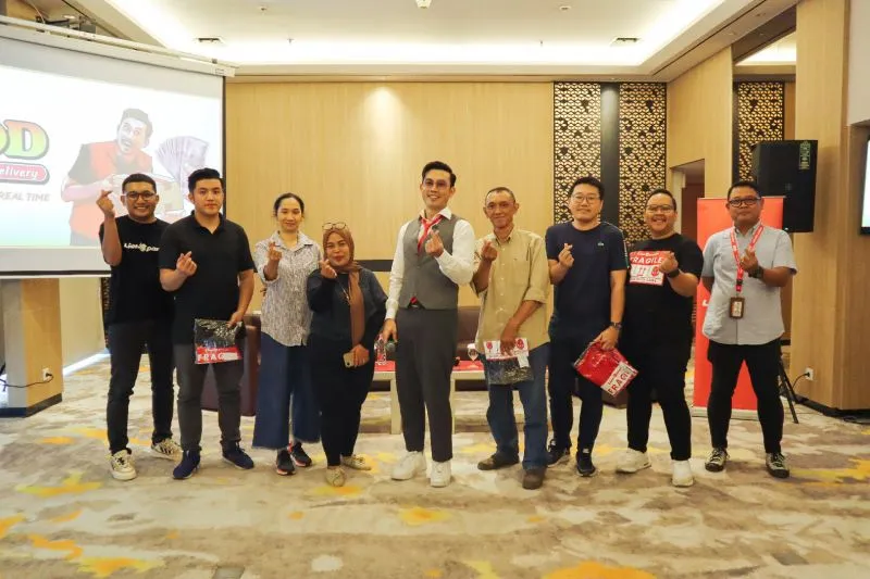 Denny Sumargo, Chief Eksentrik Officer Lion Parcel Datangi Langsung Mitra Agen dan Seller