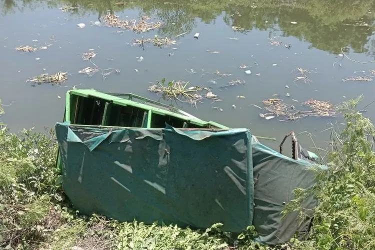 Hindari Truk, Odong-odong Tercebur ke Sungai, 5 Emak-emak Luka Parah