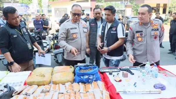 204 Personel Polri Gerebek Kampung, Sita 1,6 kg sabu dan 5,7 kg Ganja Kering