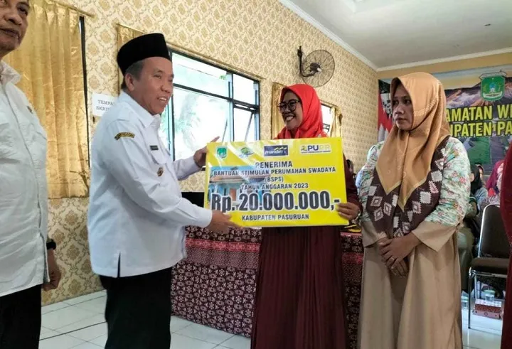 Pemkab Pasuruan Serahkan Bantuan Stimulan 90 Perumahan Swadaya