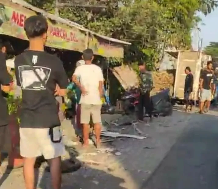 Hindari Pengendara Motor Menyeberang Jalan, Truk Muatan Tebu Tabrak 3 Motor, 1 Tewas dan 3 Luka Berat