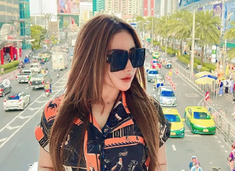 Sosok Viral Luluk Nuril, Pembentak Siswi Magang yang Hobi Pamer Barang Mewah