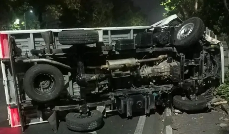 Gegara Pemotor Nakalan, Mobil Pick Up Terguling di Jalan Ahmad Yani Surabaya