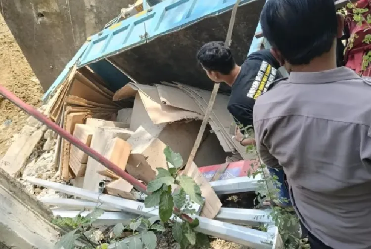 Truk di Lamongan Terjun Bebas Gara-gara Lewati Jembatan Tua Berusia 36 Tahun