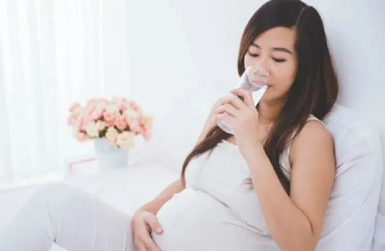 Pentingnya Asupan Air Putih Bagi Ibu Hamil, Picu Perkembangan Buah Hati